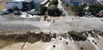 Sultanbeyli'de İSKİ'ye ait su borusu patladı, yol göle döndü
