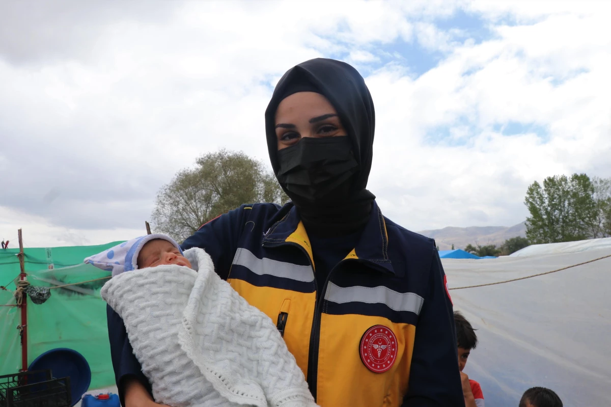 Son dakika! Suriyeli minik Yusuf\'a ambulansta "hayat dokunuşu" takdir topladı