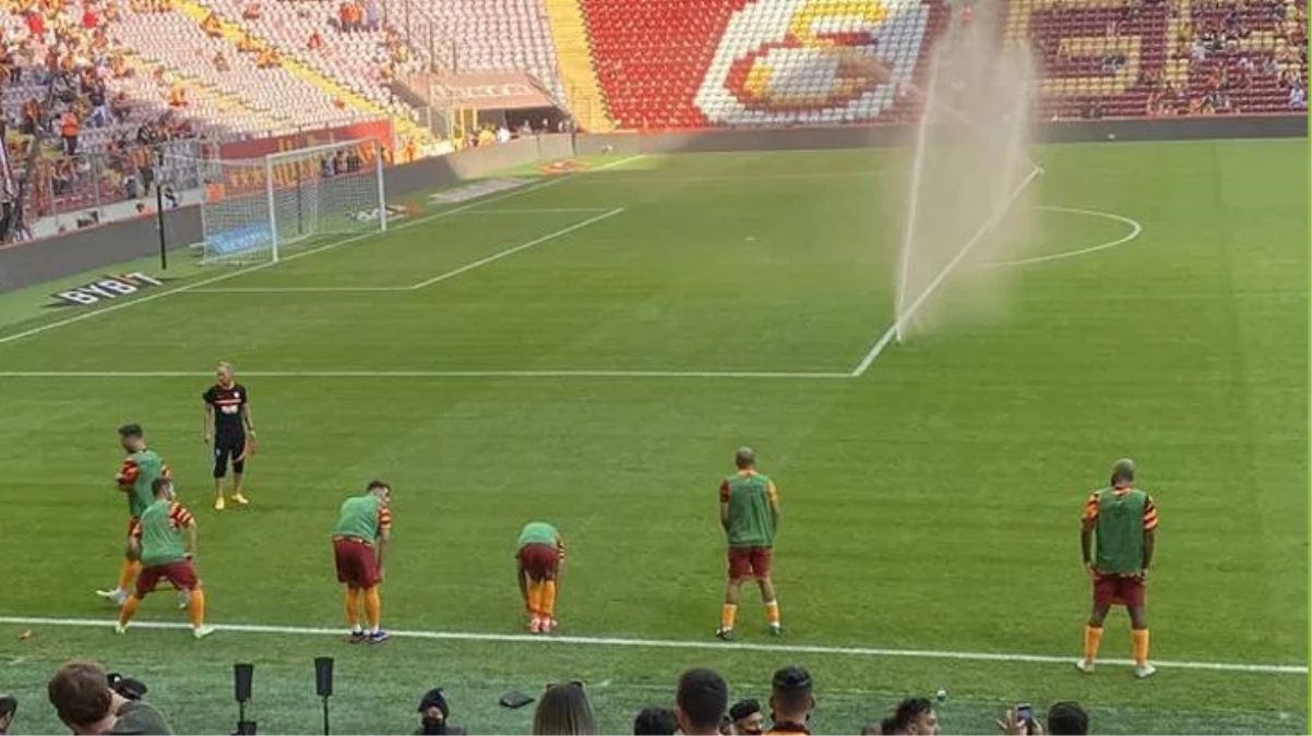 Galatasaray taraftarın "Formayı çıkar" tepkisine Ömer Bayram, "Eyvallah" diyerek formasını yere attı