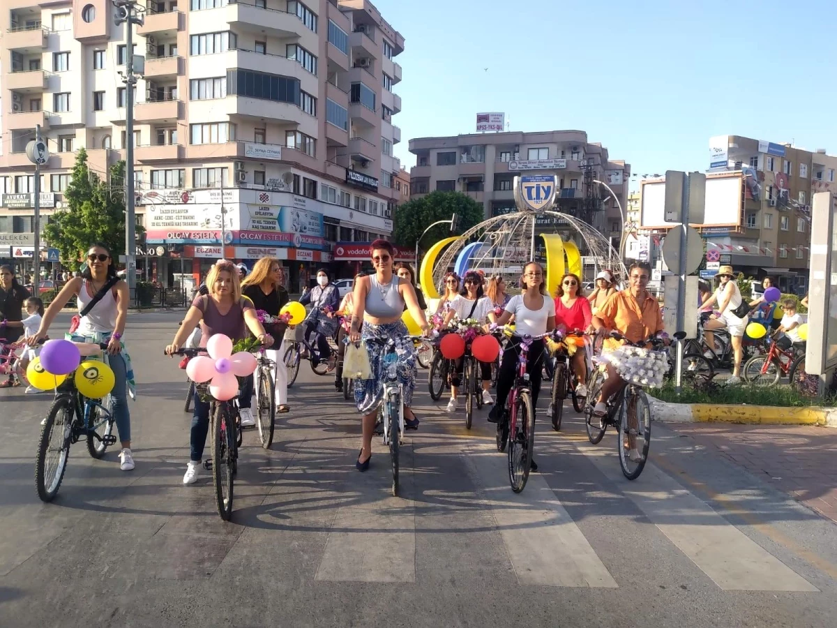 Tarsus\'ta Süslü Kadınlar Bisiklet Turu