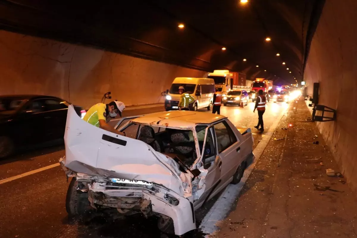 Son dakika 3. sayfa: TEM\'de zincirleme trafik kazası: 1 yaralı