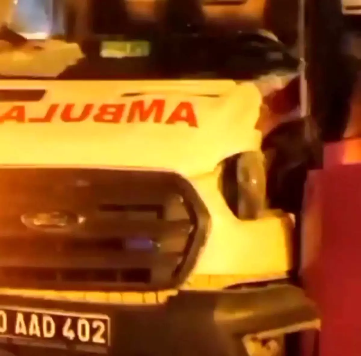 Van\'da ambulans belediye otobüsü ile çarpıştı: 2 yaralı
