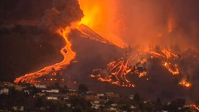 Yanardağ patlaması sonucu lavlar evlere ulaştı, 5 bin kişi bölgeden tahliye edildi