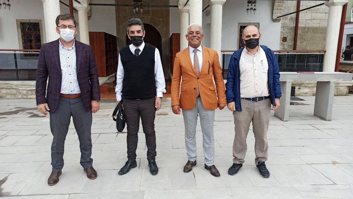 AK Parti İlçe Başkanı Durdubaş tadilatı biten cami ile ilgili bilgi alışverişinde bulundu