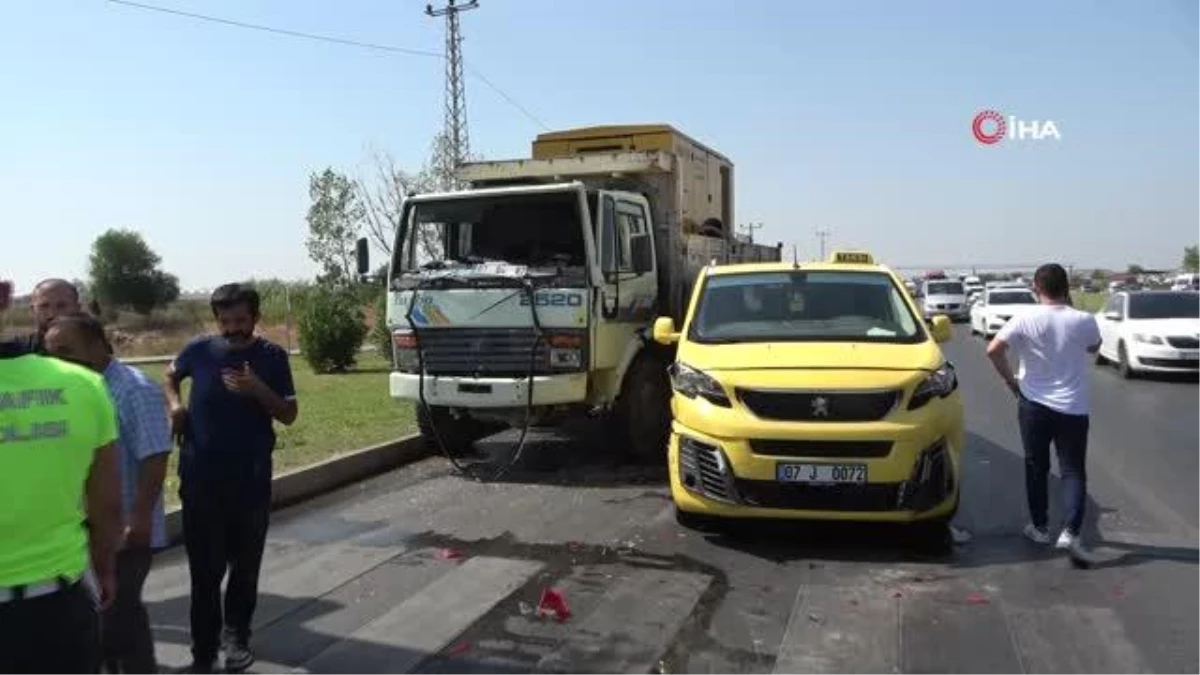 Antalya\'da zincirleme kaza... Kamyon kırmızı ışıkta bekleyen ticari taksiye çarptı