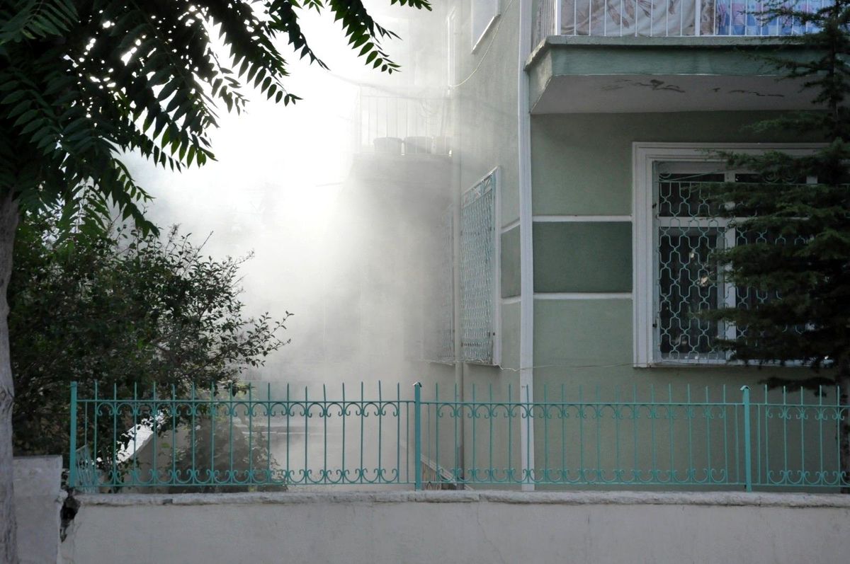 Apartmanın bodrum katında çıkan yangın korkuttu