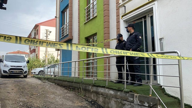 Arkadaşlarının merakı acı gerçeği gün yüzüne çıkardı! Doğal gaz borusuna iple asılı halde bulundu Arkadaşlarının merakı acı gerçeği gün yüzüne çıkardı! Doğal gaz borusuna iple asılı halde bulundu
