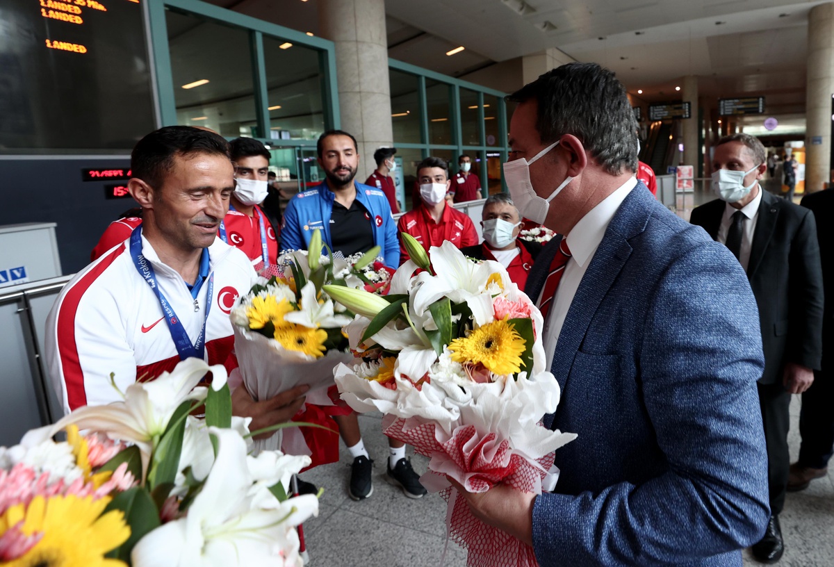 Avrupa şampiyonu Ampute Milli Futbol Takımı, Ankara\'da çiçeklerle karşılandı