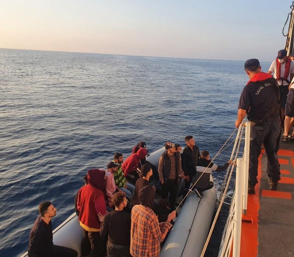 Aydın\'da Türk kara sularına geri itilen 158 kişi kurtarıldı