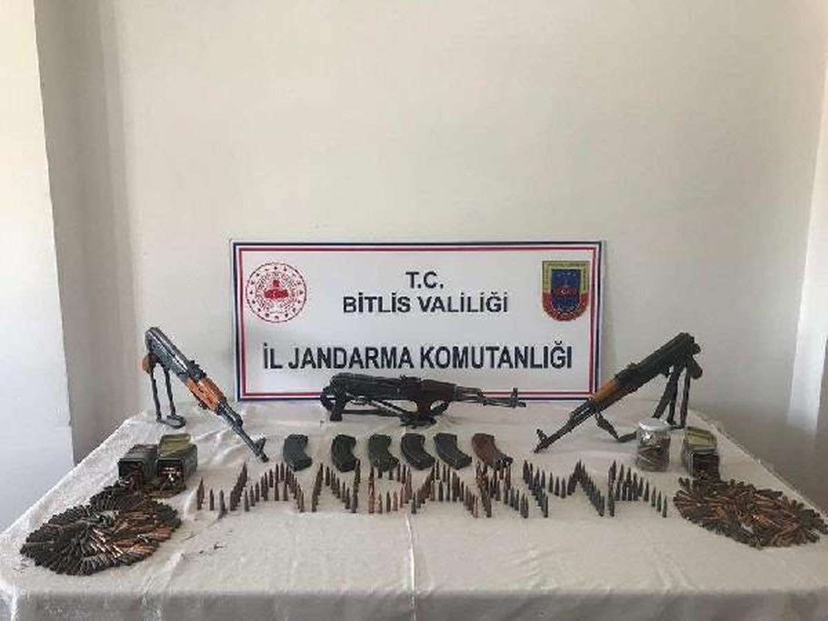 Son dakika haberleri! Bitlis\'te, arazide silah ve mühimmat ele geçirildi