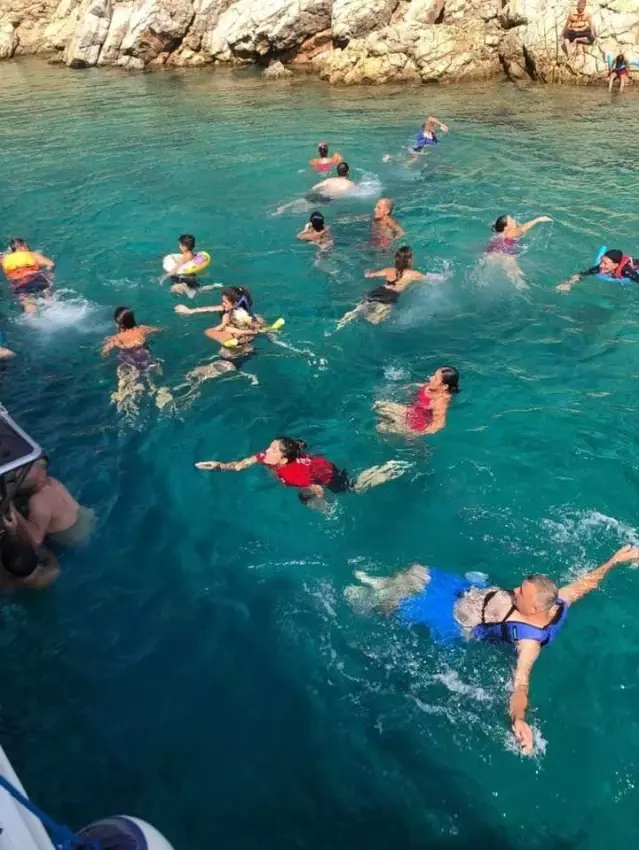 Bodrum'da mavi tura çıkan işitme engelliler koyları gezdi