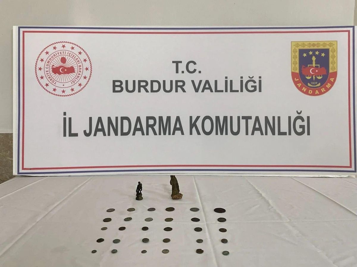 Burdur\'da 30 sikke ve insan figürlü 2 obje ele geçirildi