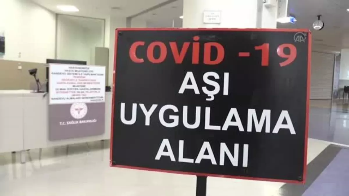 Dedesini Kovid-19\'dan kaybeden hemşire vatandaşları aşılamak için yoğun çaba harcıyor