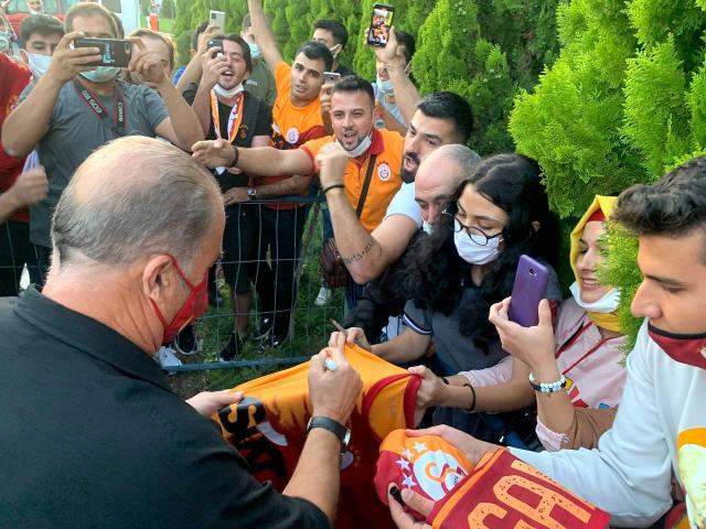 Galatasaray taraftarı, eleştirilerin odağındaki Fatih Terim'in eline yapışıp resmen yalvardı: Sakın takımı bırakmayın