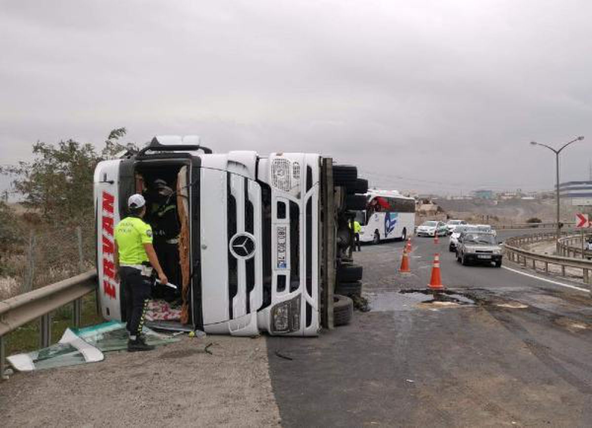 Gebze\'de TIR ile otobüs çarpıştı: 3 yaralı
