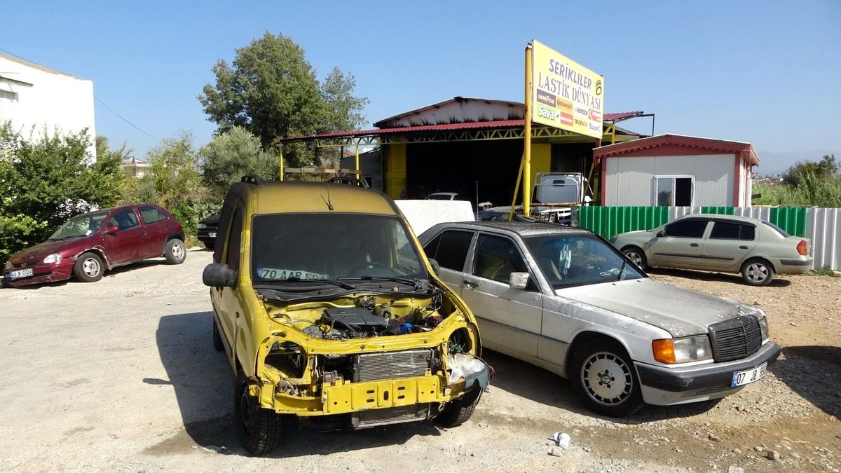 Gece yanan lastikçideki zarar gün doğunca belli oldu