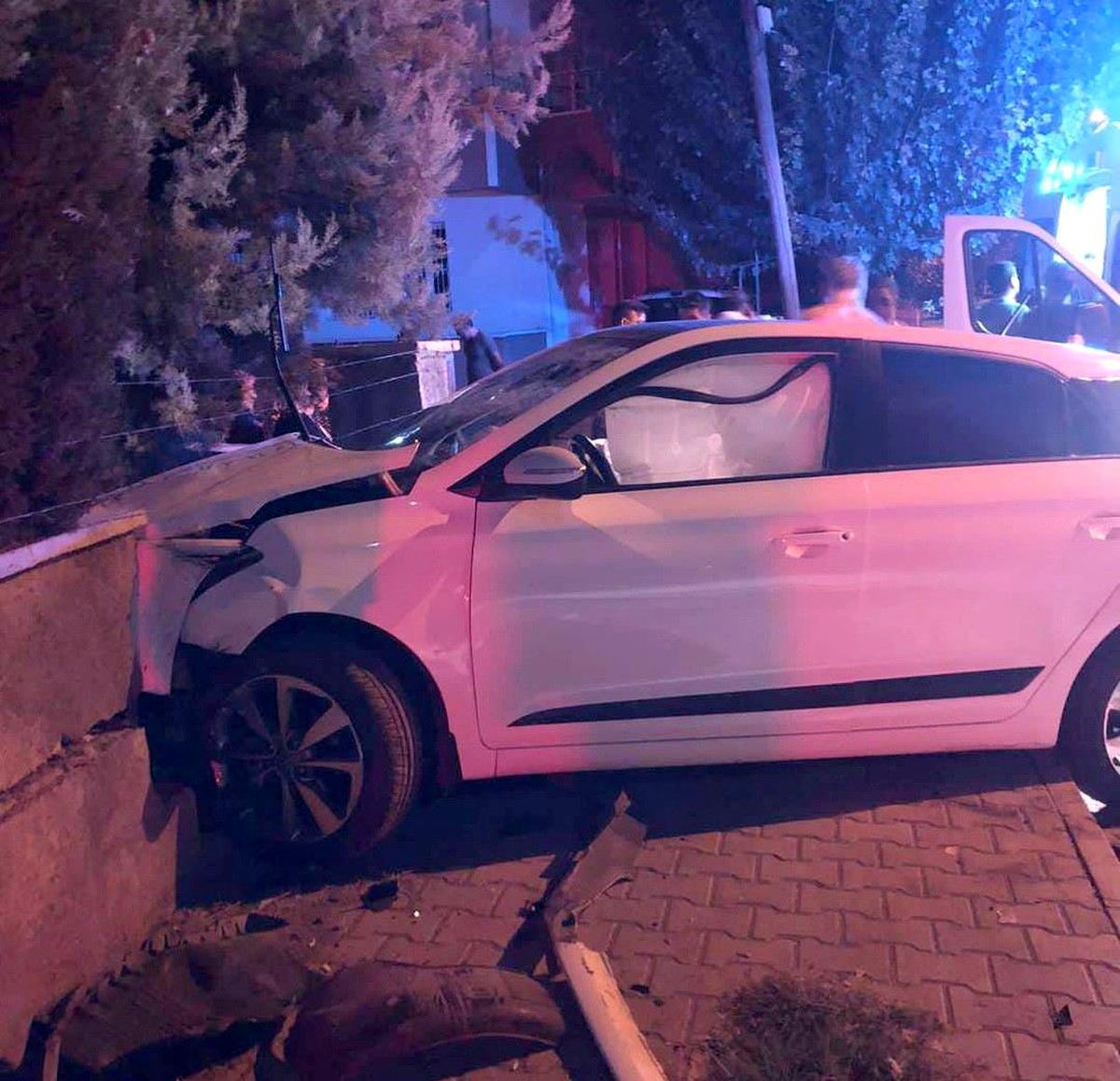 Hafif ticari araç ile çarpışan otomobil bahçeye duvarına çarparak durabildi