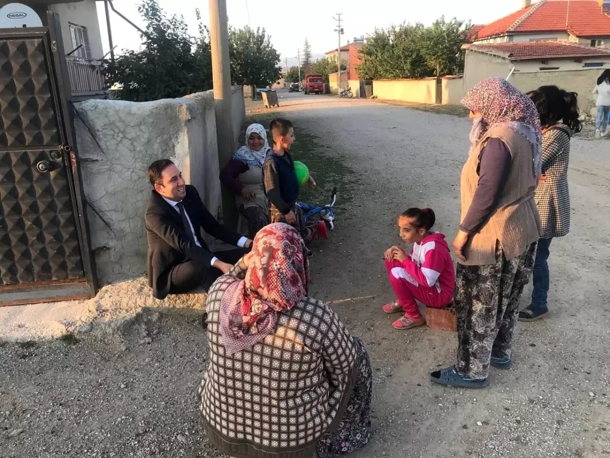 Halk arasına karışan kaymakam herkesin sevgilisi oldu