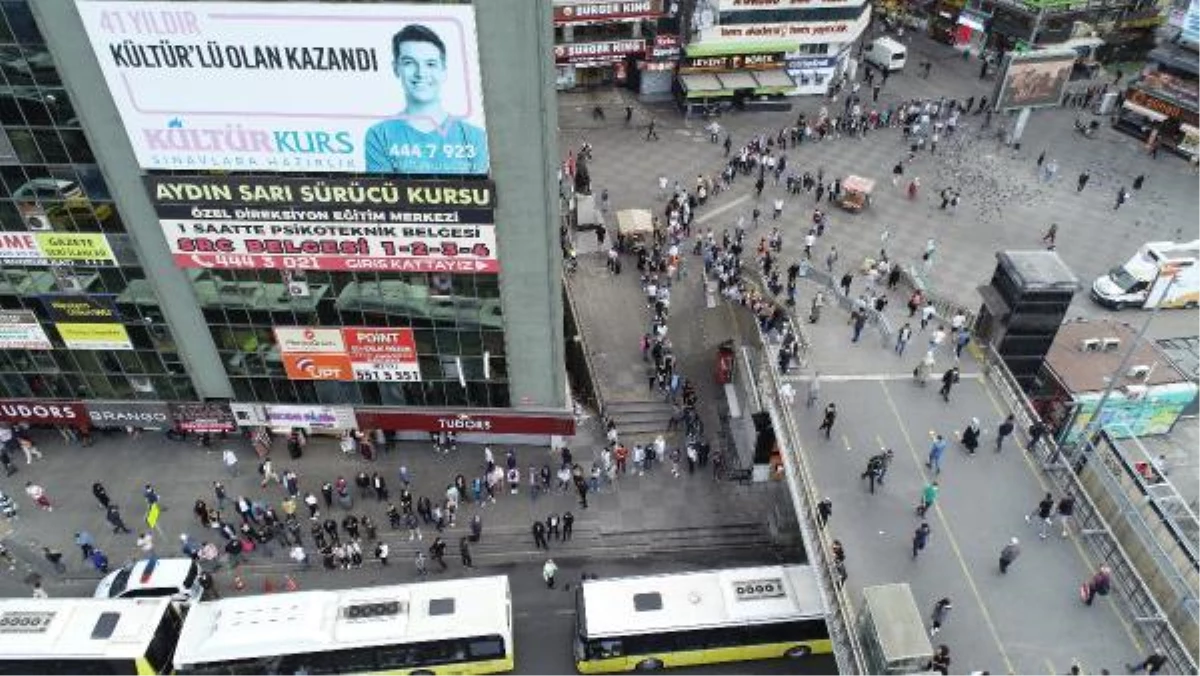 Şirinevler Meydanı\'nda oluşan metrelerce otobüs kuyruğu vatandaşı canından bezdirdi