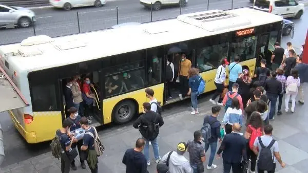 Şirinevler Meydanı'ndaki metrelerce otobüs kuyruğu vatandaşı çileden çıkardı