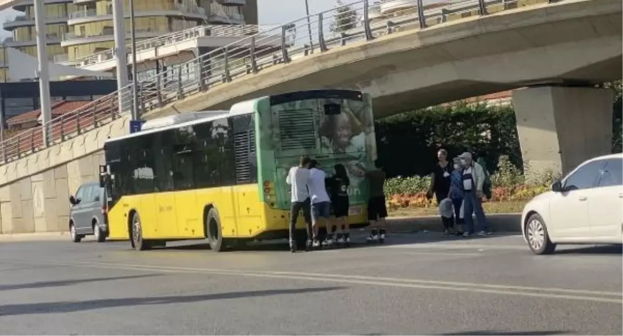 İETT OTOBÜSLERİNE TUTUNARAK YOLCULUK YAPMAYA ÇALIŞAN PATENLİ GENÇLER KAMERADA