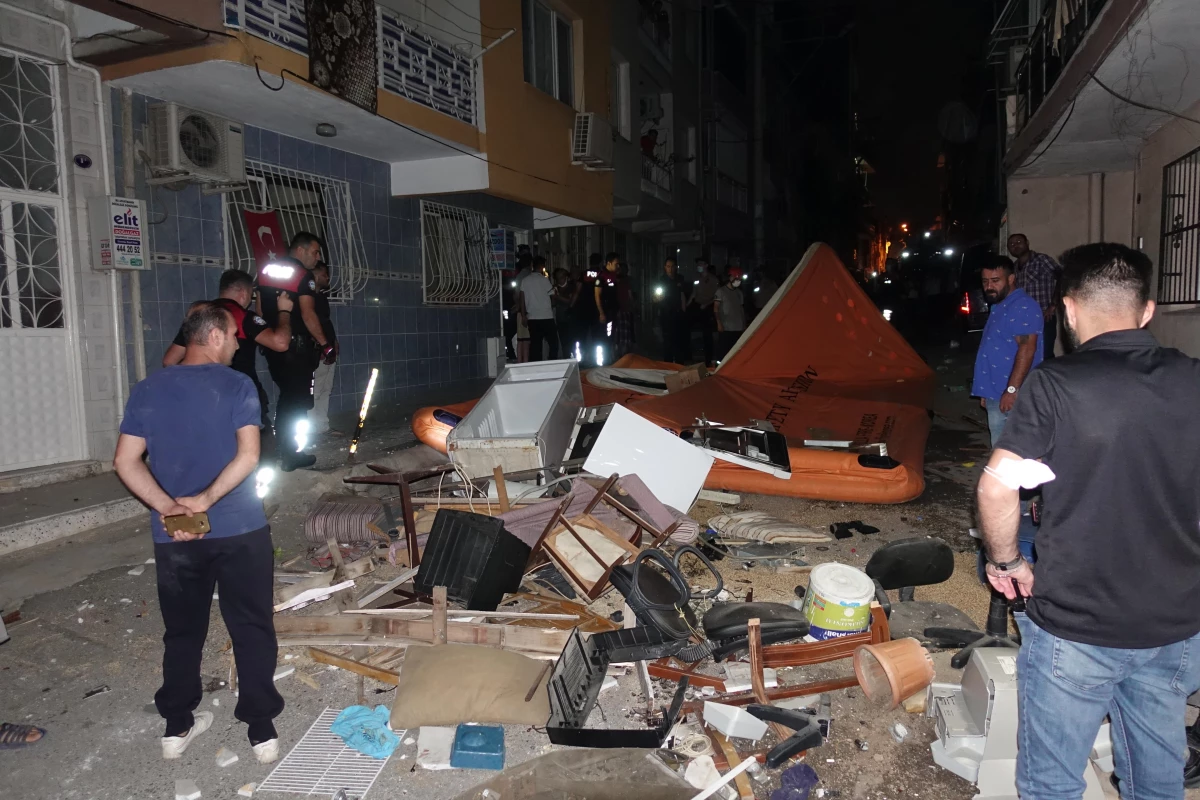 İzmir\'de hareketli saatler: Evden çıkmak istemeyen kiracı ortalığı birbirine kattı