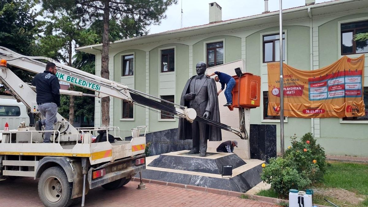 İznik\'te bulunan Atatürk heykeli belediye görevlilerince temizlendi