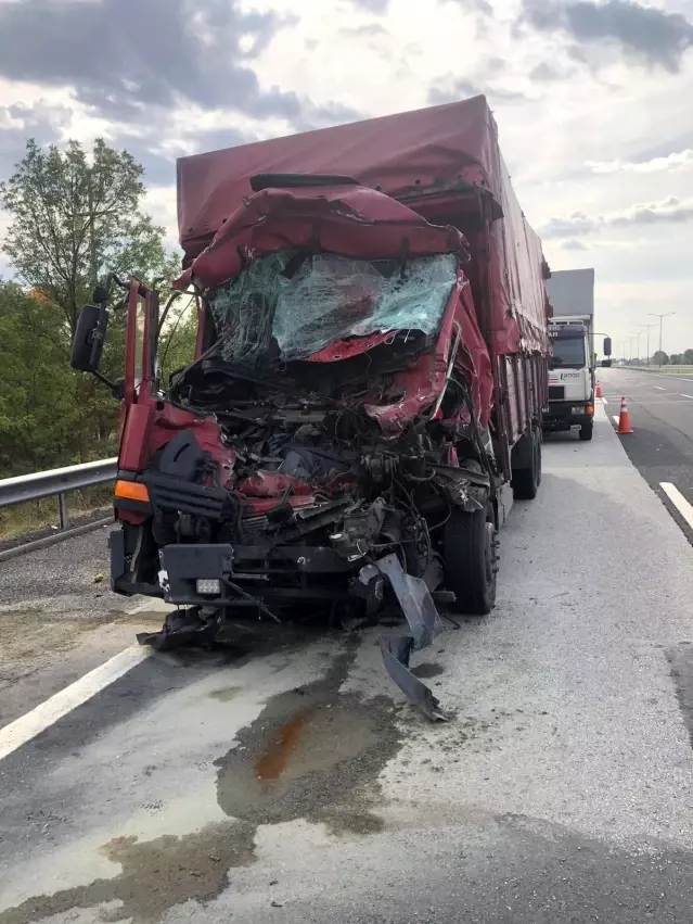 Kamyon tırla çarpıştı: 1 ölü