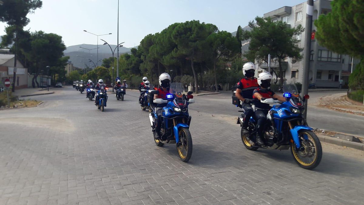 Kırkağaç\'ta jandarma, motosiklet sürücülerini denetledi