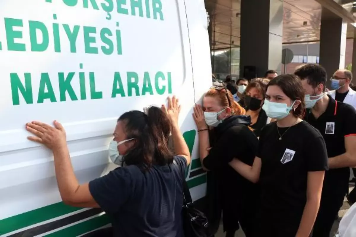 KORONAVİRÜSTEN ÖLEN DOKTORA HASTANE ÖNÜNDE GÖZYAŞLARIYLA VEDA