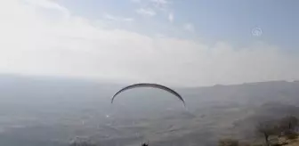 Kozluk'ta yamaç paraşütü yapıldı
