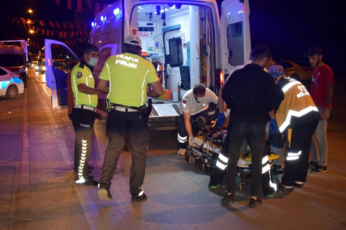 Malatya\'da hafif ticari araçla çarpışan motosiklet sürücüsü yaralandı