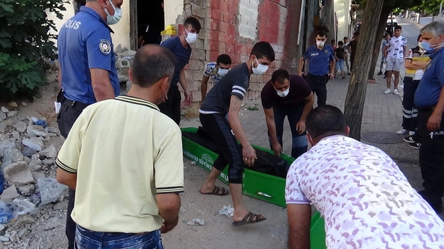 Mahalle halkı durumu fark etti! Yıkılmak üzere olan binada erkek cesedi bulundu