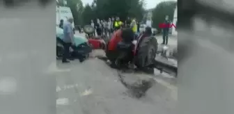 Otomobilin çarptığı traktör ikiye ayrıldı: 3 yaralı