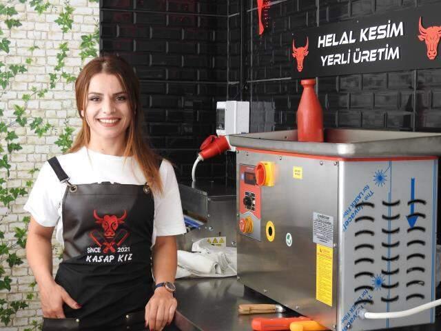 Poşet açarak işe başlayan genç kadın, şimdi kendi kasap dükkanının patronluğunu yapıyor Poşet açarak işe başlayan genç kadın, şimdi kendi kasap dükkanının patronluğunu yapıyor