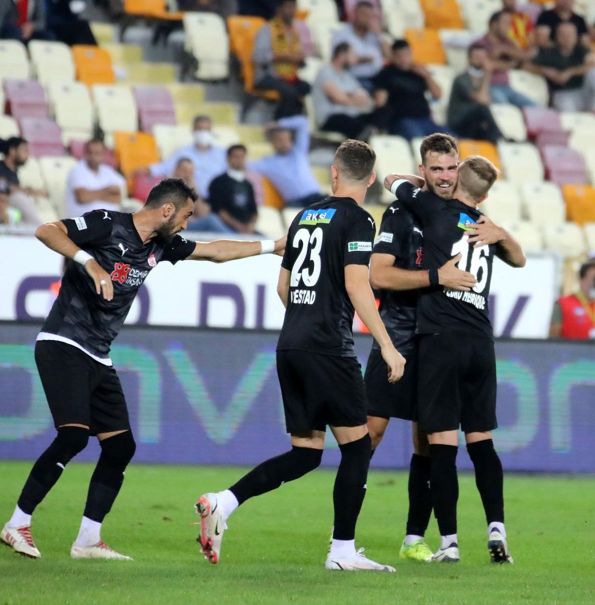 Sivasspor ligdeki ilk galibiyetini aldı