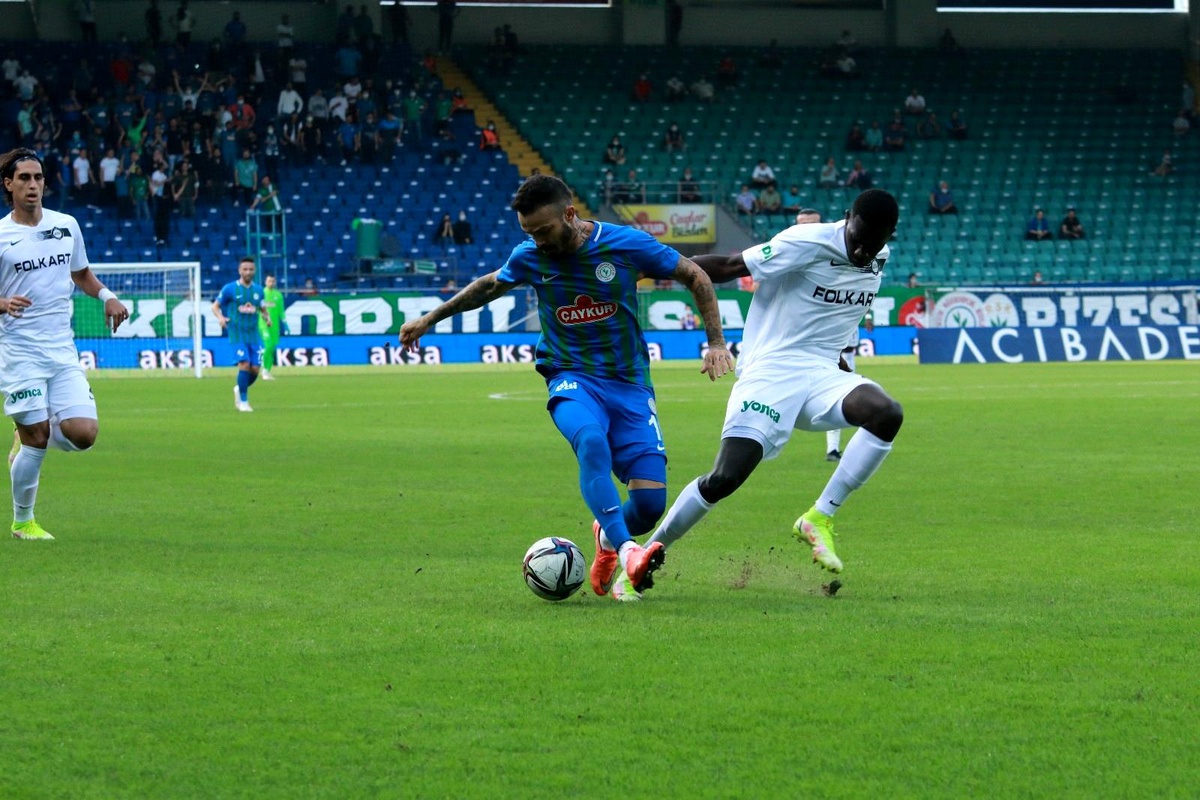 Süper Lig: Çaykur Rizespor: 0 - Altay: 1 (İlk yarı)