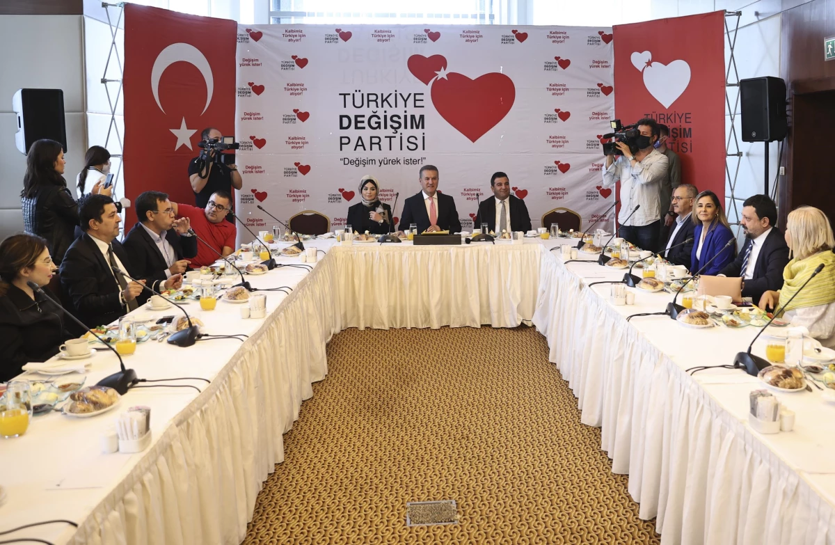 TDP Genel Başkanı Sarıgül, partisinin 1. Olağan Kurultayı öncesi değerlendirme toplantısı düzenledi