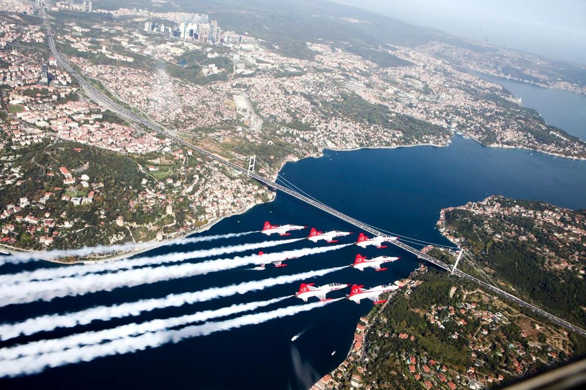 TEKNOFEST öncesi İstanbul Boğazı semalarında nefes kesen görüntüler