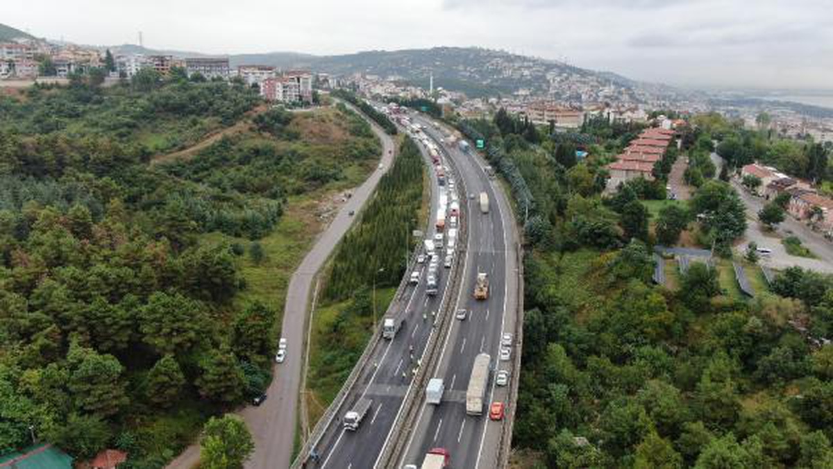 Son dakika haber | TEM\'de 7 aracın karıştığı zincirleme kaza: 4 yaralı (2)- Yeniden