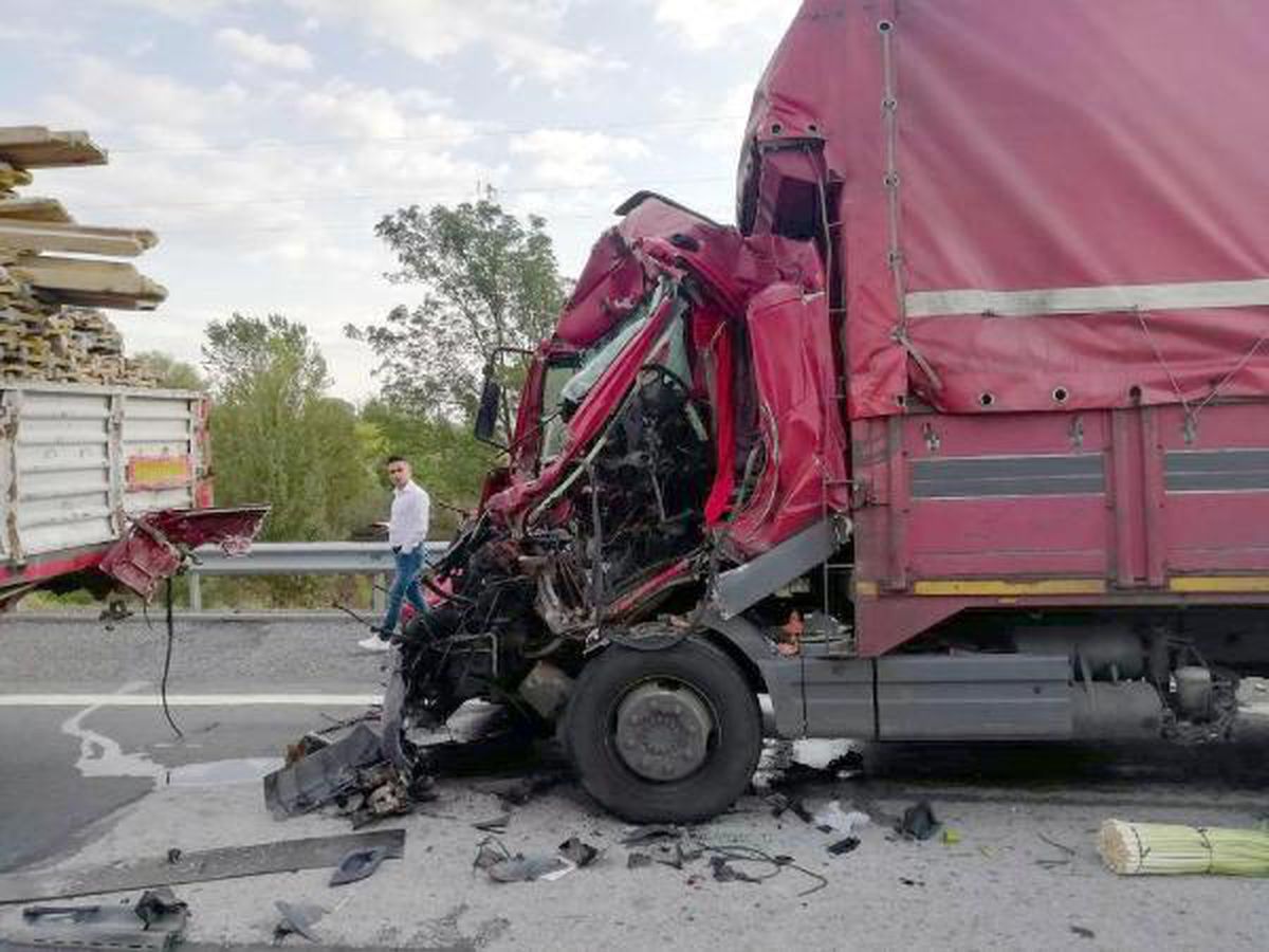 TIR\'a çarpan kamyonun şoförü öldü