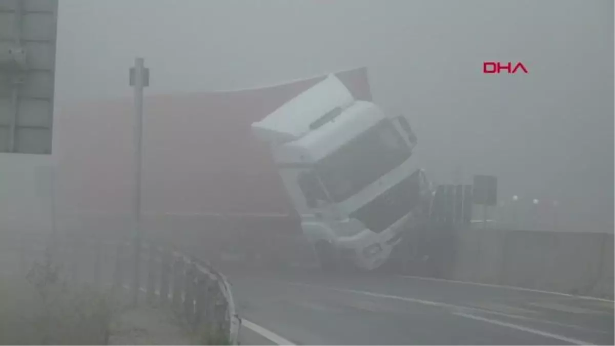 TIR BETON BARİYERİN ÜZERİNE ÇIKTI