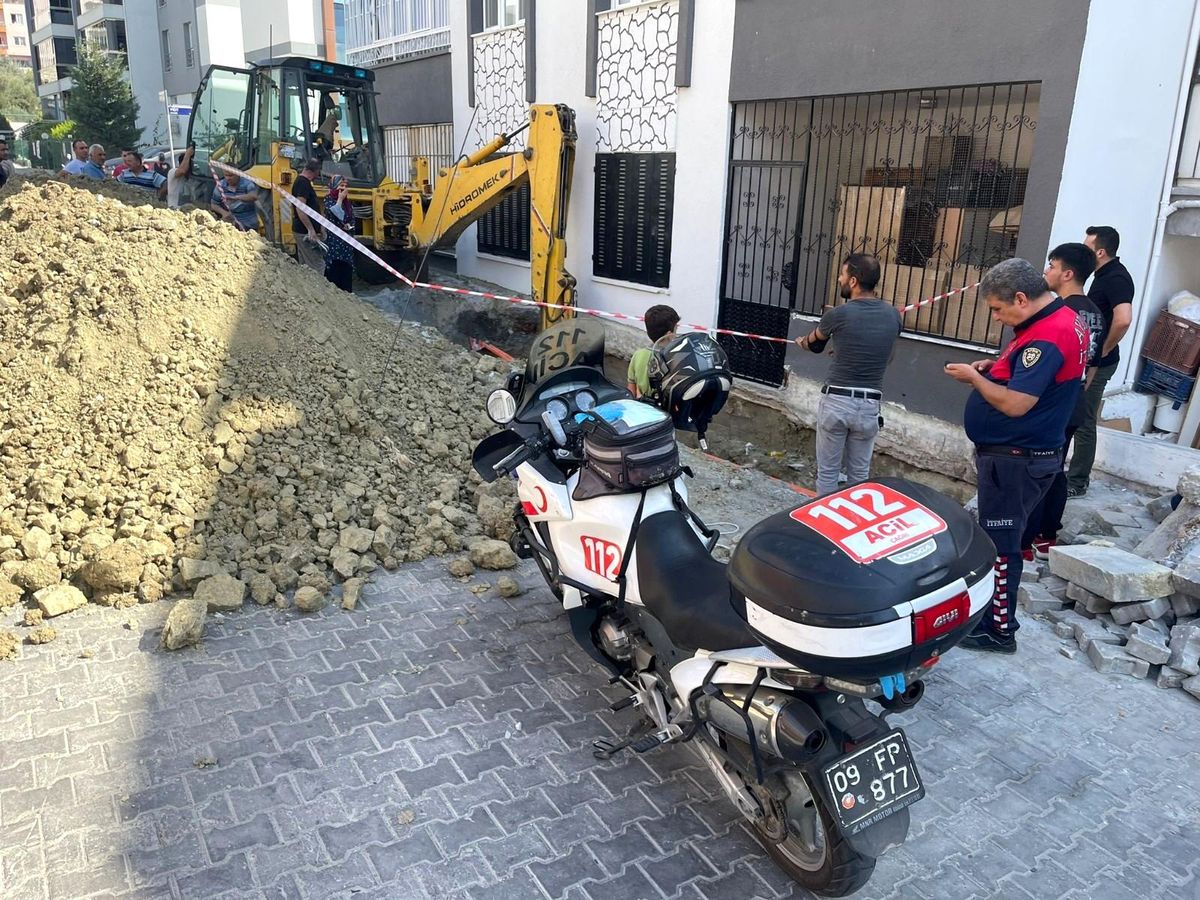 Son dakika haberleri! Toprak altında kalan işçiyi motorize ambulans görevlisi kurtardı