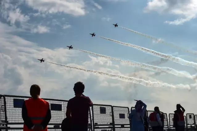 Türk Yıldızları'ndan TEKNOFEST'te gösteri