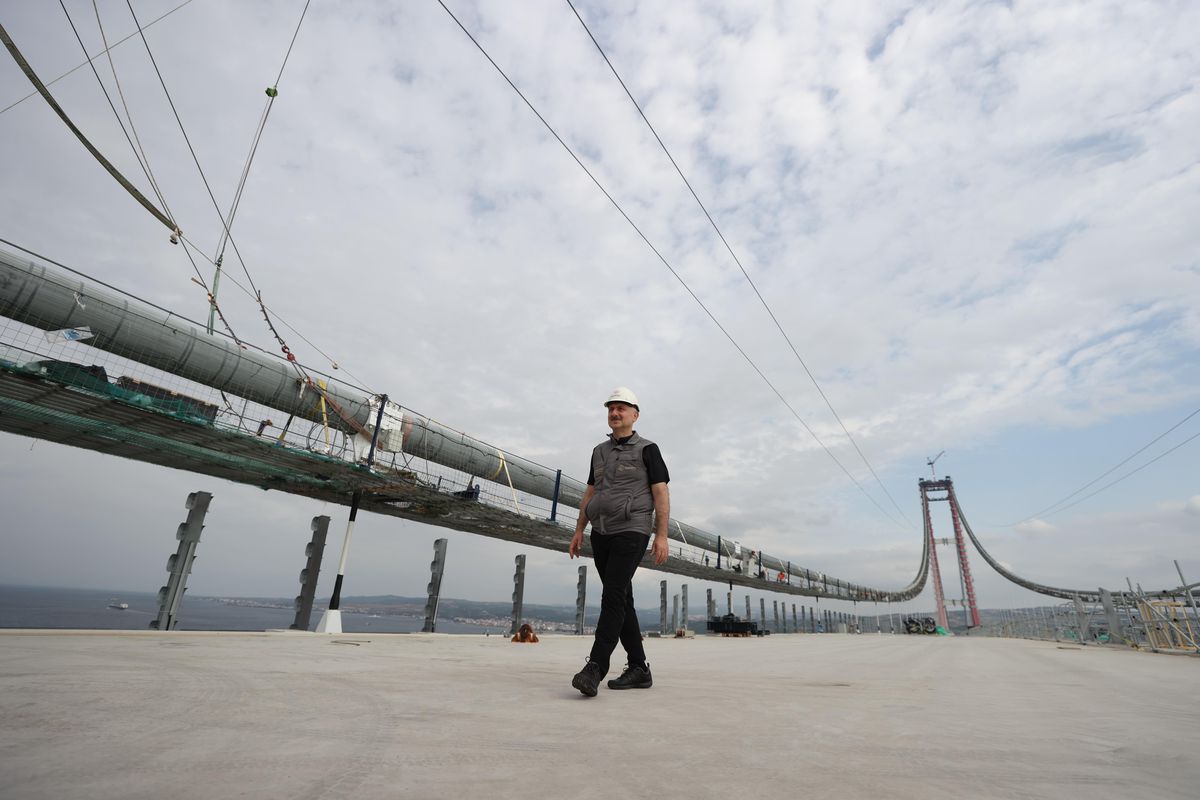 Ulaştırma ve Altyapı Bakanı Adil Karaismailoğlu, yapımı süren 4 bin 608 metre uzunluğundaki 1915 Çanakkale Köprüsü\'nün "kedi yolu"ndan yürüyerek...