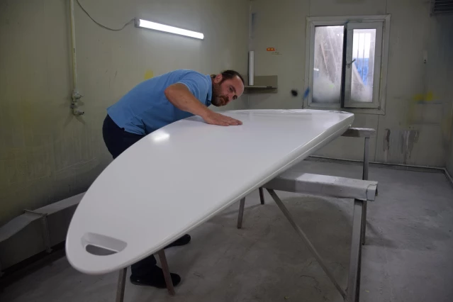 Ürettiği sörf tahtaları yerli ve yabancı sporculara adrenalin yaşatıyor