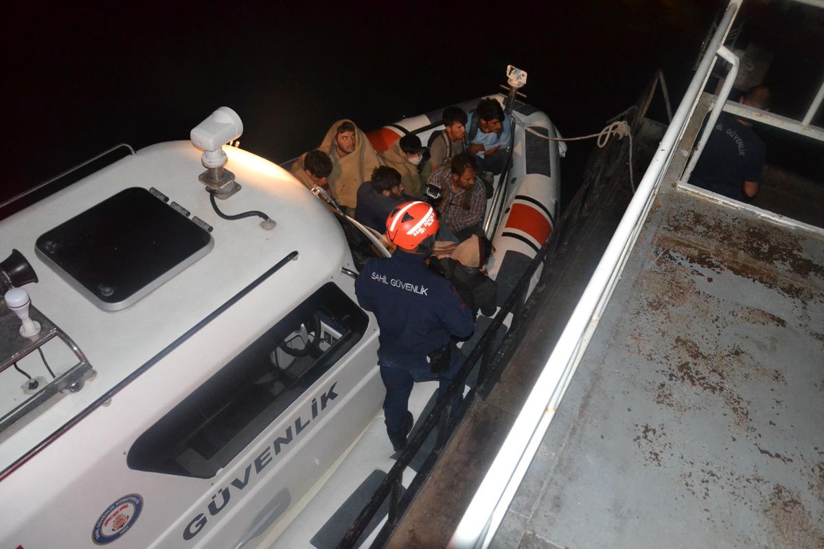 Son dakika haber: Van Gölü\'nde şişme botta 60 düzensiz göçmen yakalandı