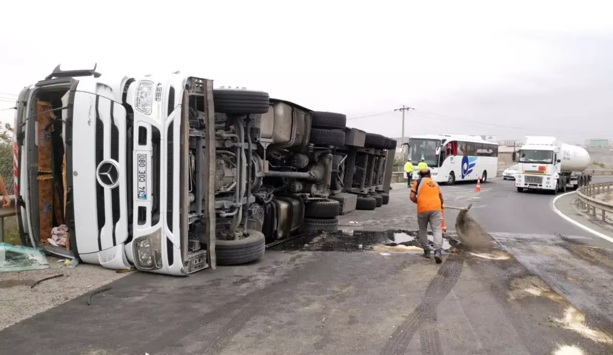 Son dakika! Yolcu otobüsü ile tırın çarpıştığı kazada 3 kişi yaralandı