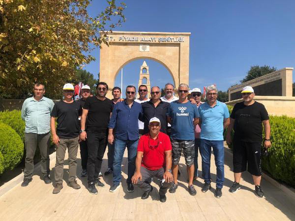 30 yıllık asker arkadaşları Çanakkale Şehitliği\'nde buluştu