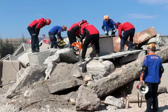 Afet tatbikatı gerçeğini aratmadı